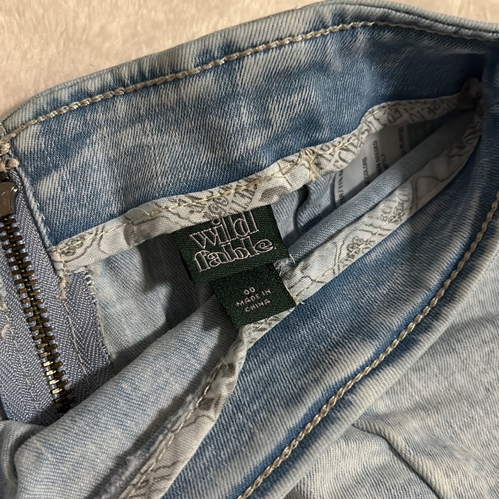 Wild Fable - Light Wash Denim Mini Skirt w/ Embroidered Daisies - Size: 00 - Picture 5 of 5